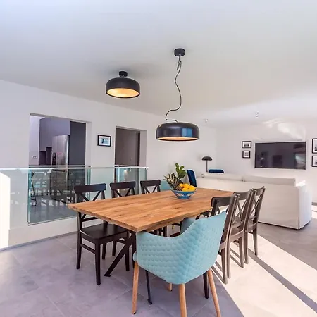 Perla Blu With 4 Bedrooms, Heated Pool, Jacuzzi, 50m From 别墅